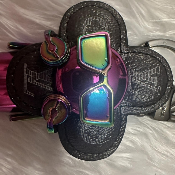 Louis V Multicolor Keychain - Picture 8 of 8